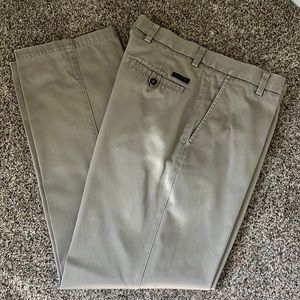 Dockers Khaki Casual Pants. 33x32. Straight fit.